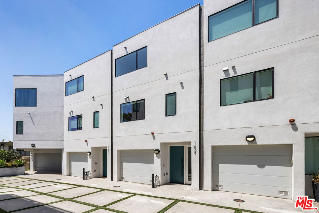 Property Photo: 1409 Roca Ln CA 90041
