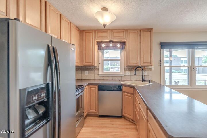 Property Photo:  1920 N 2nd Street  ND 58501 