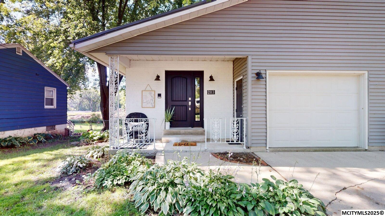 Property Photo:  203 B 26th Ave S  IA 50428 