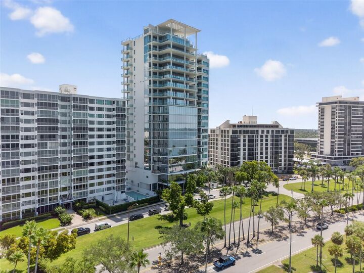 Property Photo: 605 S Gulfstream Avenue 5S FL 34236