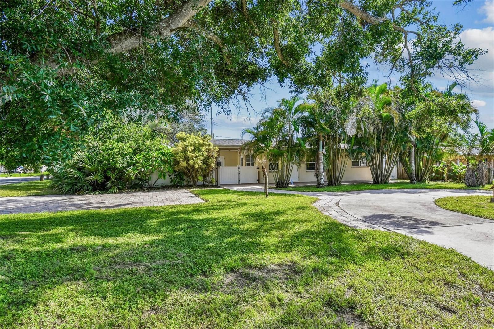 Property Photo: 5500 30th Avenue N FL 33710