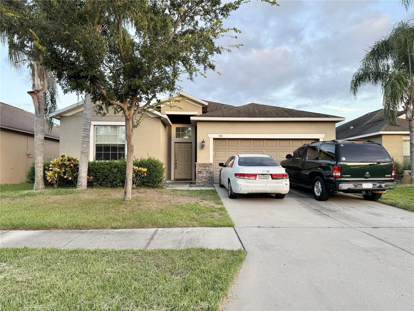Property Photo: 1711 Palm Warbler Ln FL 33570