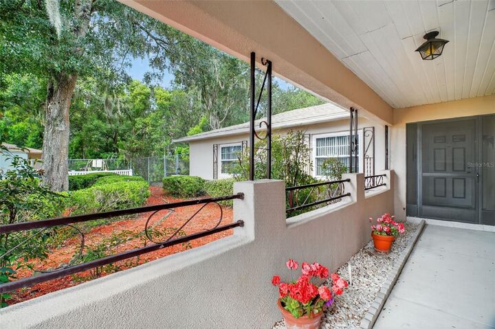 Property Photo: 13545 Devenshire Court FL 32735