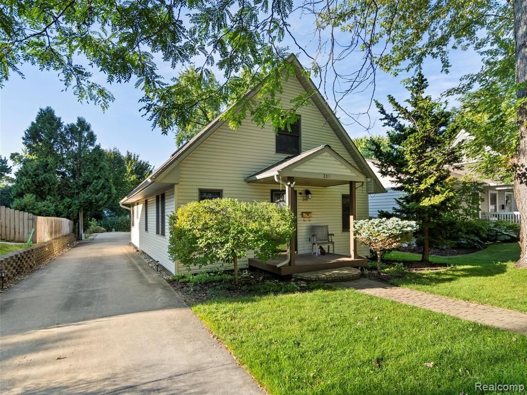 Property Photo:  319 Drace Street  MI 48307 1413