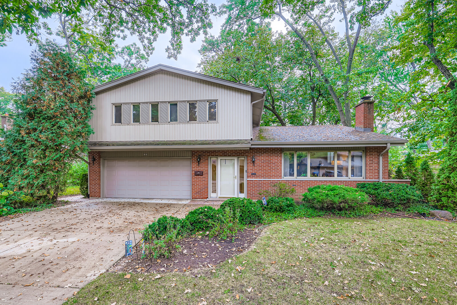 Property Photo:  95 Greenbriar E Drive  IL 60015 