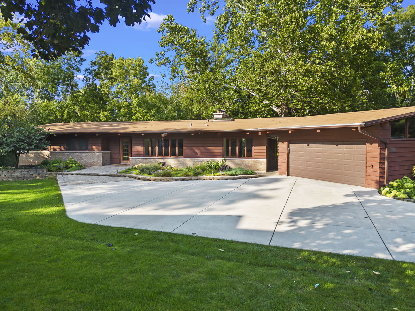 Property Photo: 621 Plamondon Court IL 60189