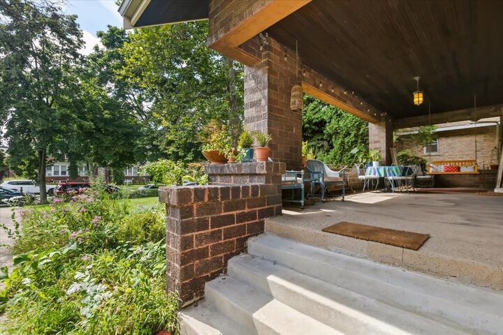 Property Photo:  2216 W Greenleaf Avenue  IL 60645 