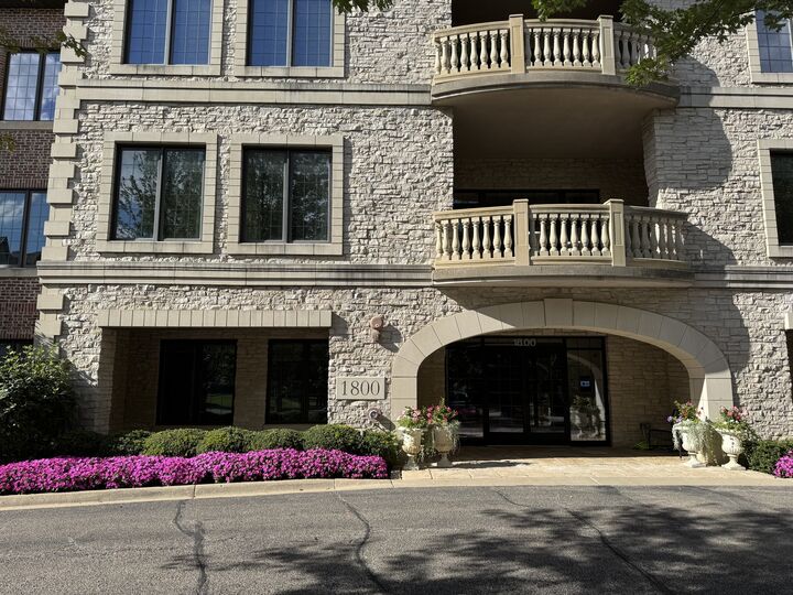 Property Photo:  1800 Amberley Court 102  IL 60045 