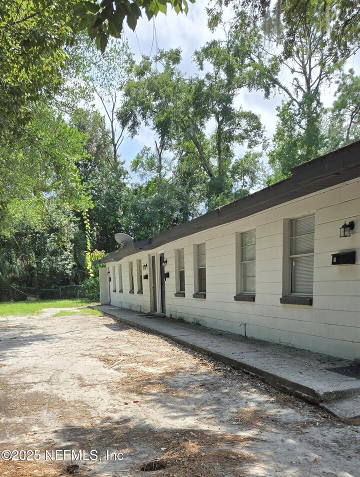Property Photo: 7190 Conant Avenue FL 32210