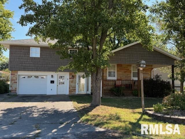Property Photo: 404 N Maple Street IL 62822