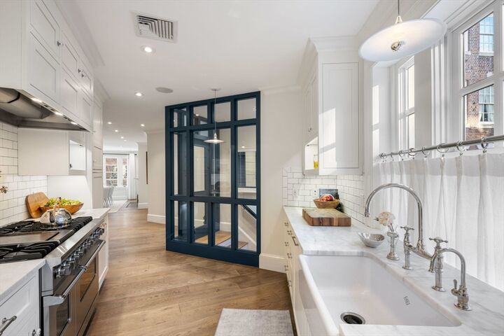 Property Photo:  6 West Hill Place  MA 02114 