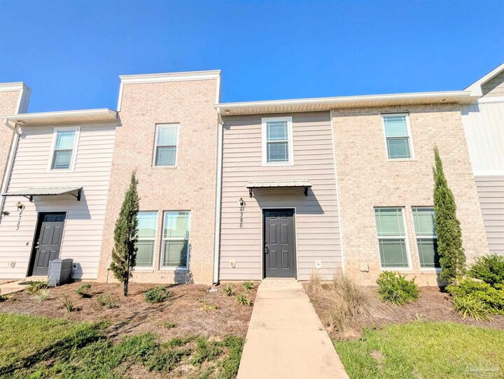 Property Photo: 4385 Village Oak Ln FL 32571