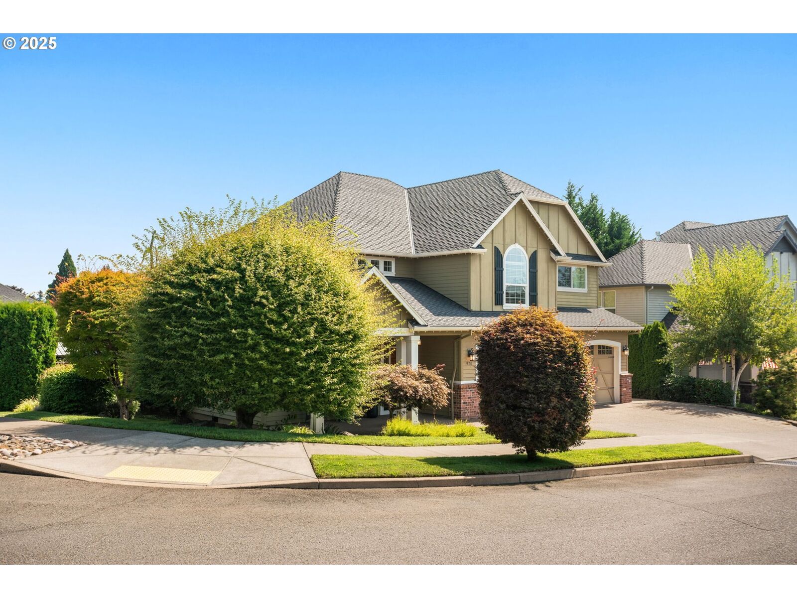 Property Photo: 978 N Alder St OR 97013