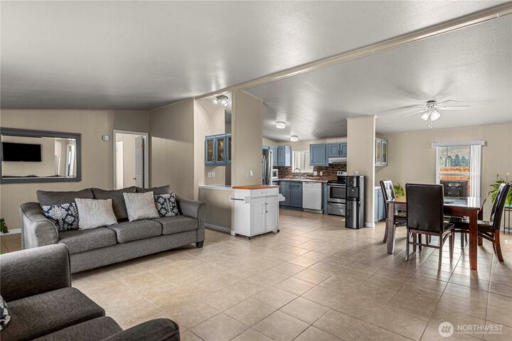 Property Photo: 824 Garden Plaza WA 98802