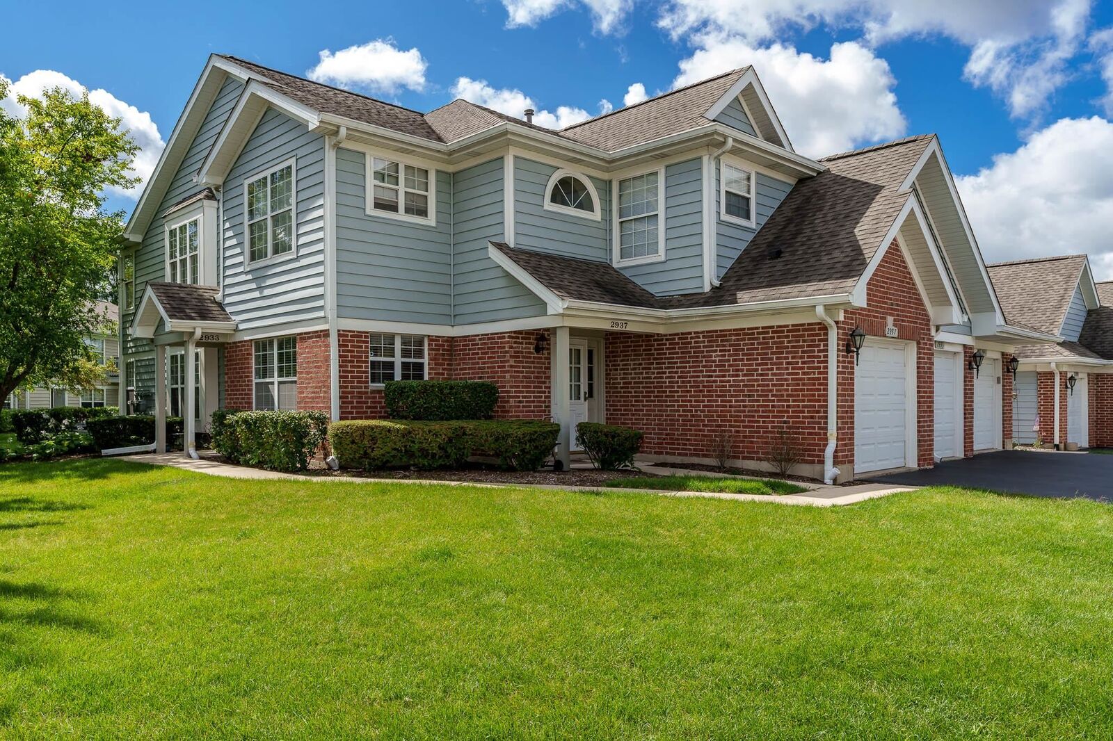 Property Photo: 2933 Heatherwood Drive IL 60194