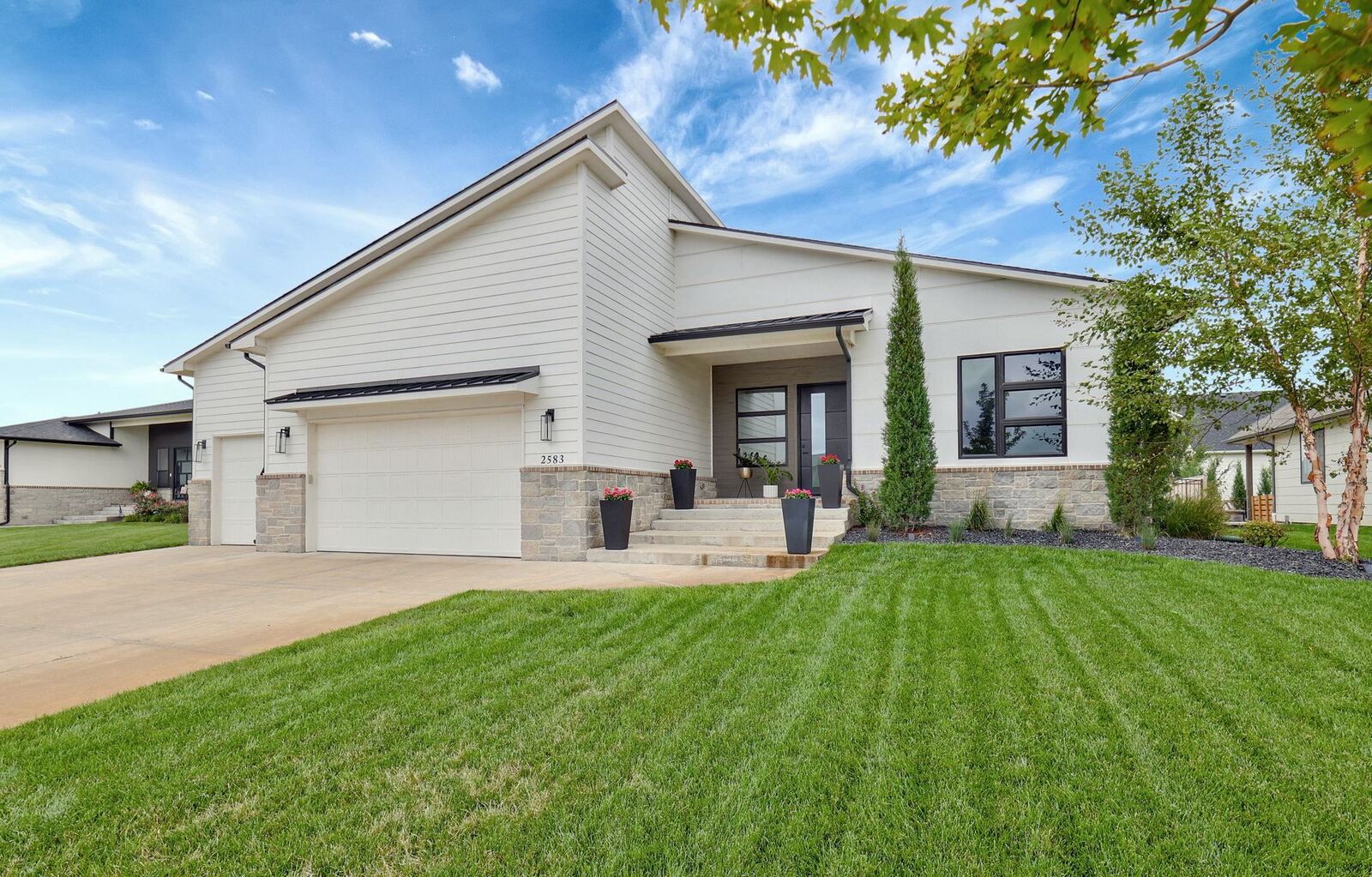 Property Photo: 2583 N Doris Ct KS 67205