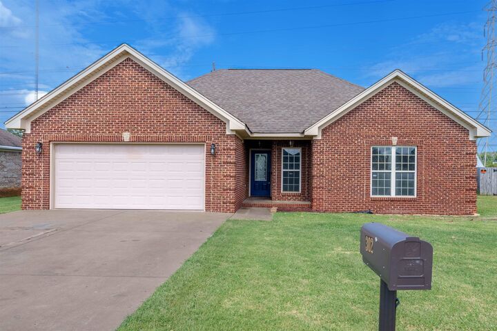 Property Photo:  302 Meredith Dr  AL 35661 - MUSCLE S 