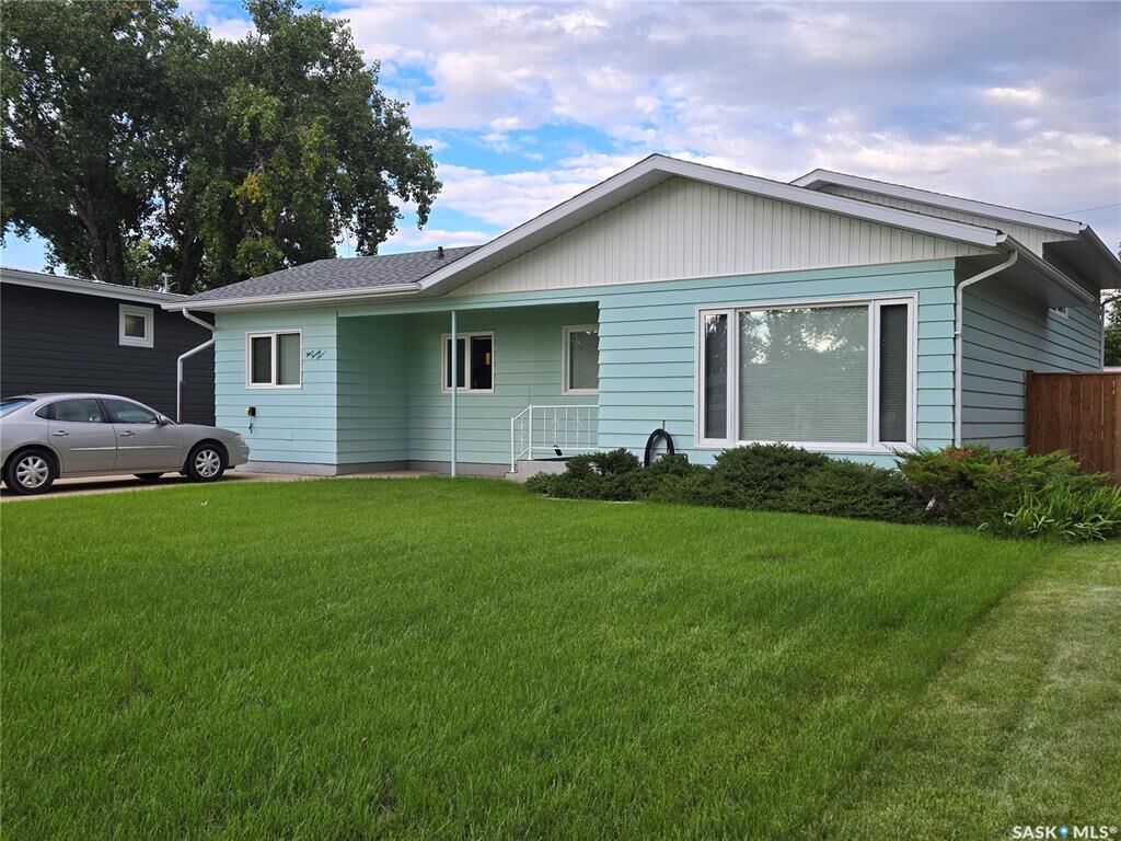 Property Photo: 427 15th Avenue NE SK S9H 2X5