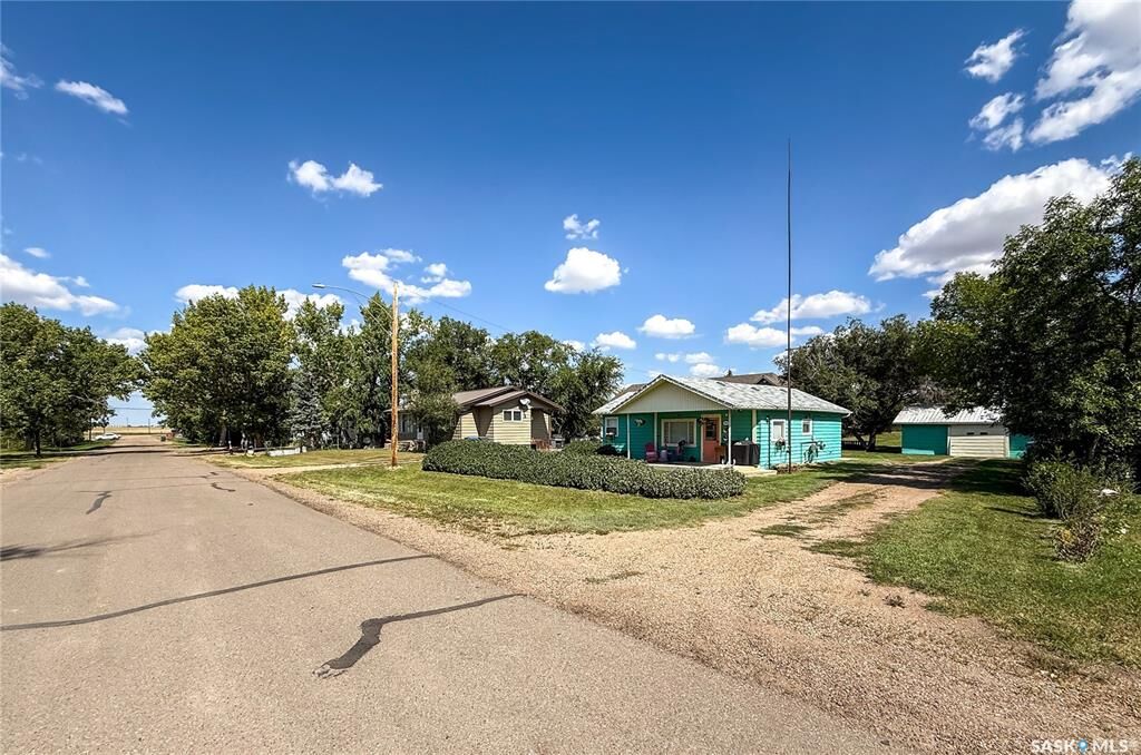 Property Photo:  114 1st Street W  SK S0N 0W0 