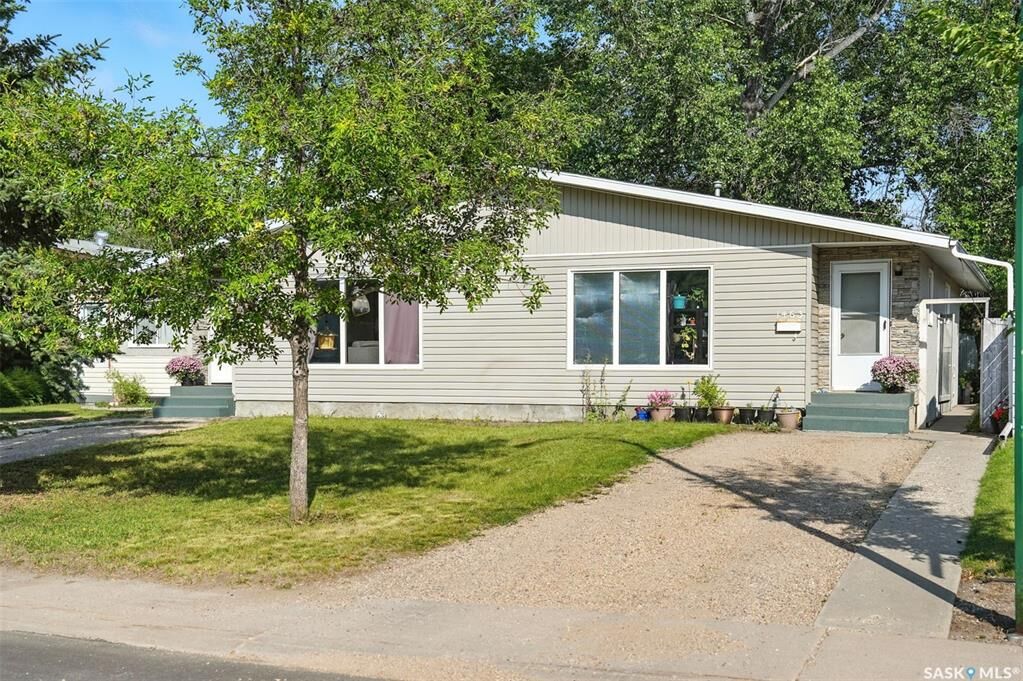Property Photo: 1461-1463 East Heights SK S7J 3B2