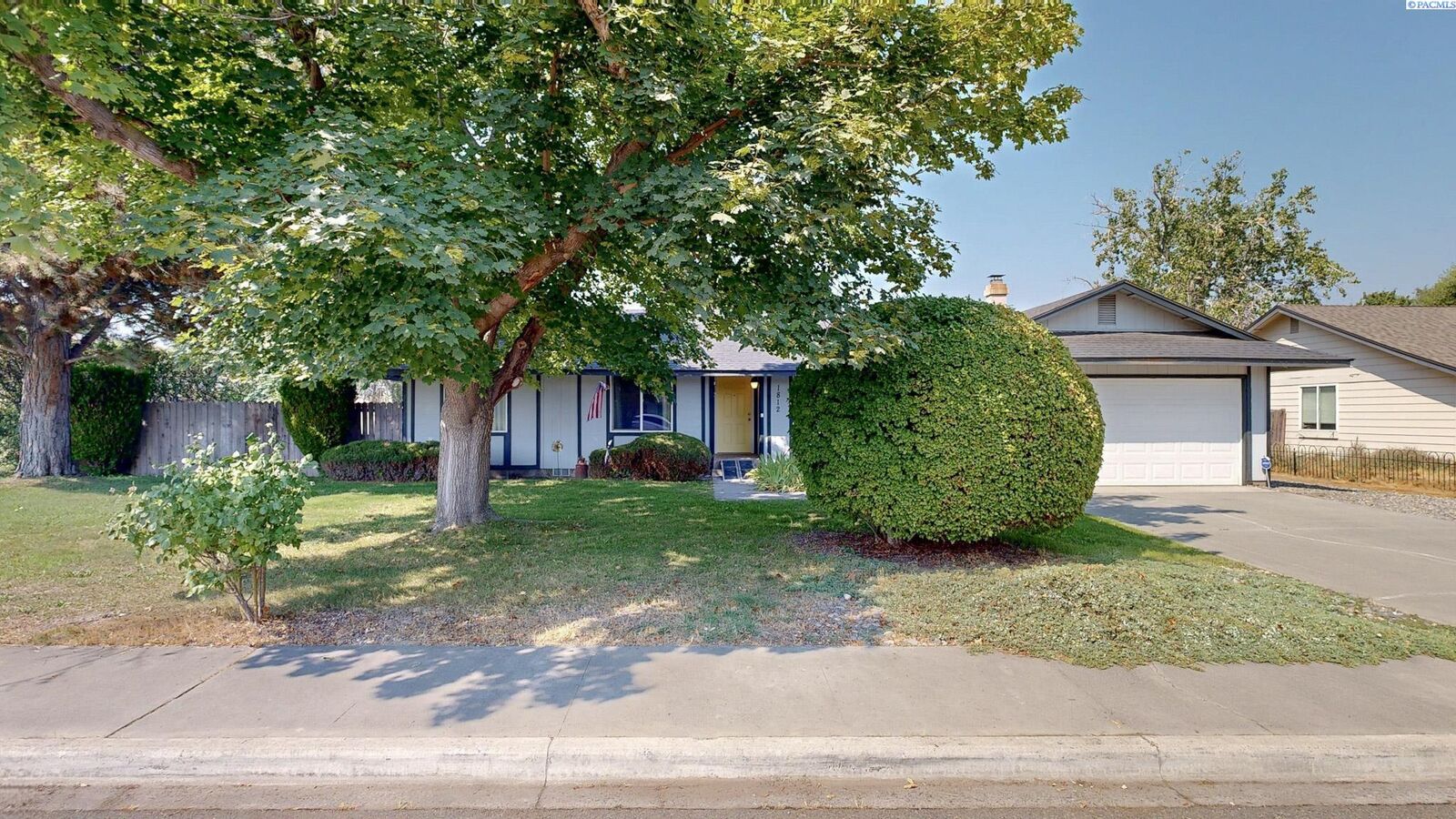 Property Photo: 1812 S Rainier Place WA 99337