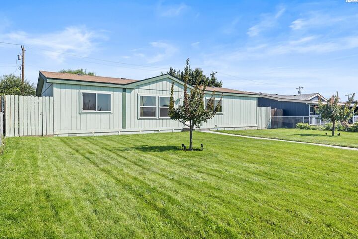 Property Photo: 631 N Wehe Ave WA 99301