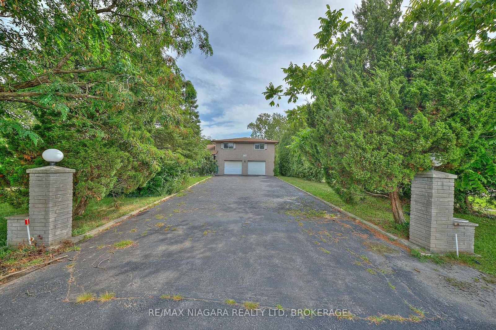 Property Photo: 228 Doans Ridge Road ON L3B 5N7