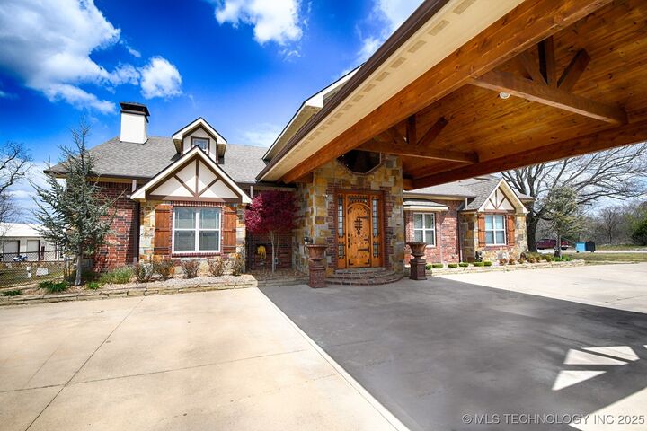 Property Photo: 460181 E 1120 Road OK 74955