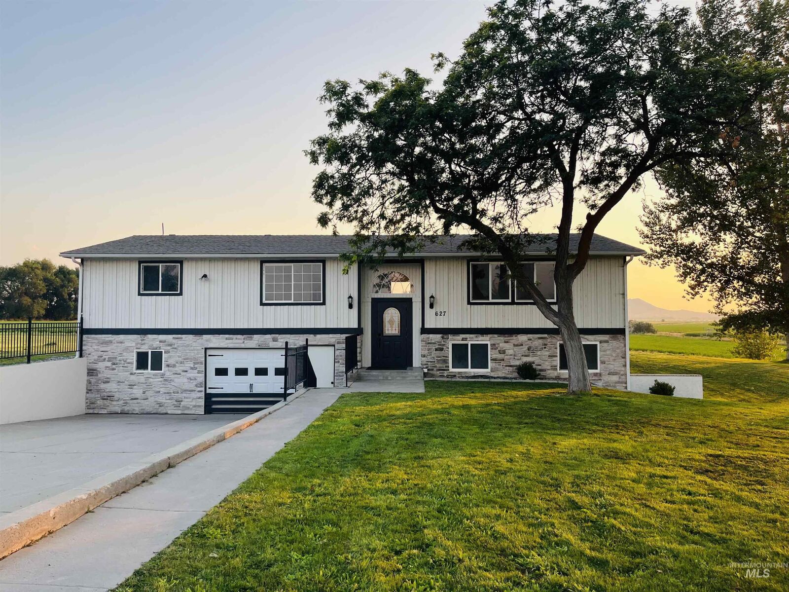 Property Photo:  627 Sugar Ave  OR 97914 