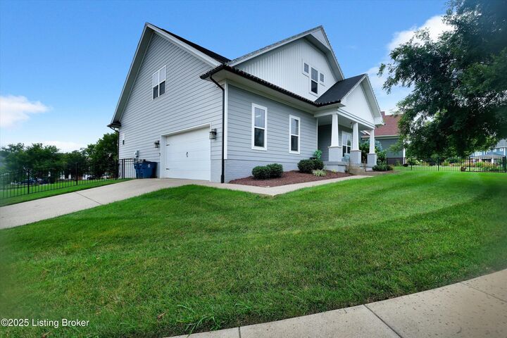 Property Photo:  825 Artisan Pkwy  KY 40031