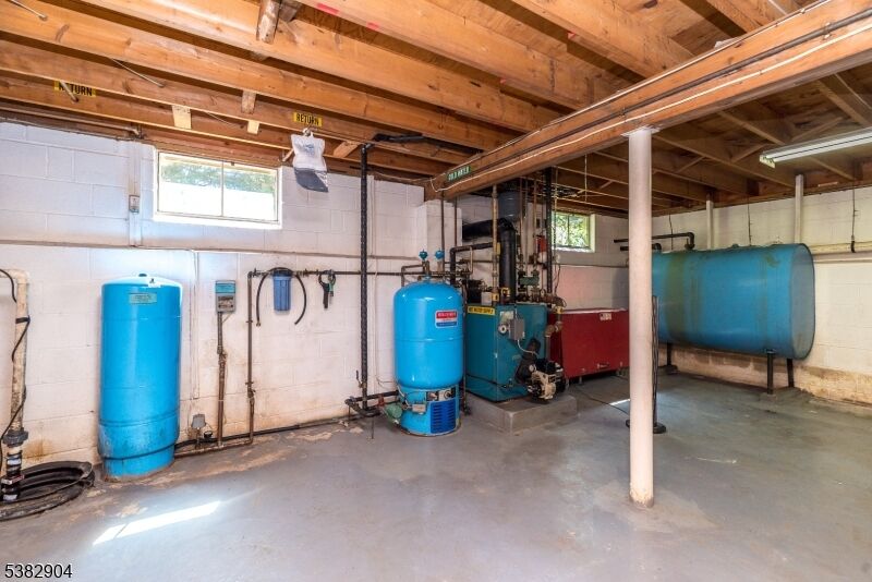 Property Photo:  6 Hampton Rd  NJ 08867 