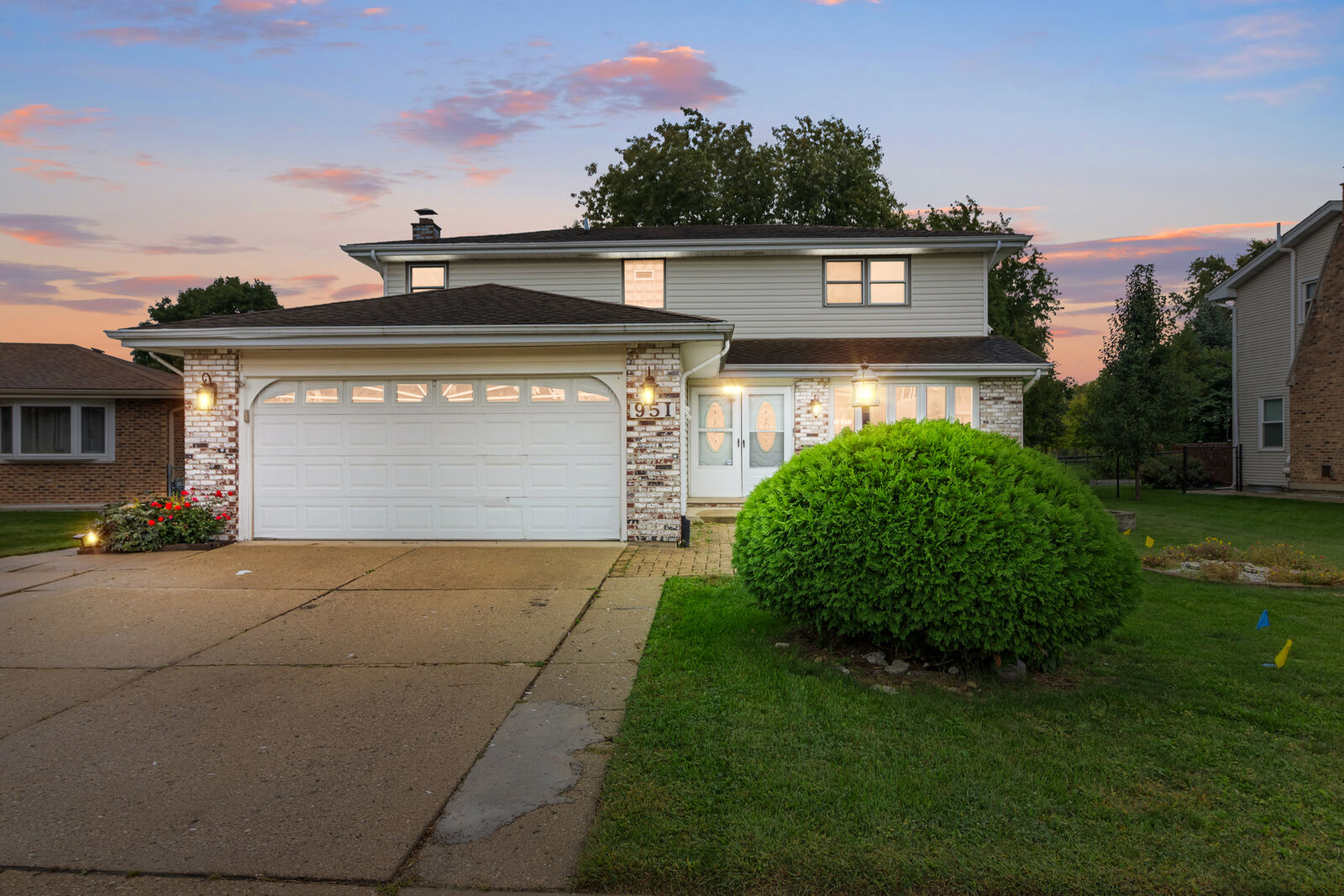 Property Photo: 951 Dearborn Circle IL 60188