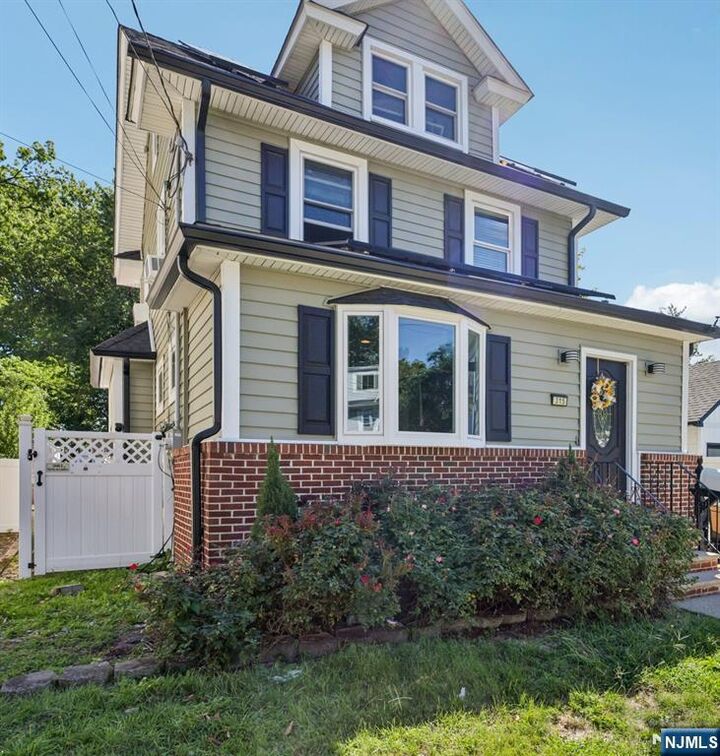 Property Photo:  315 Hemlock Street  NJ 07204 