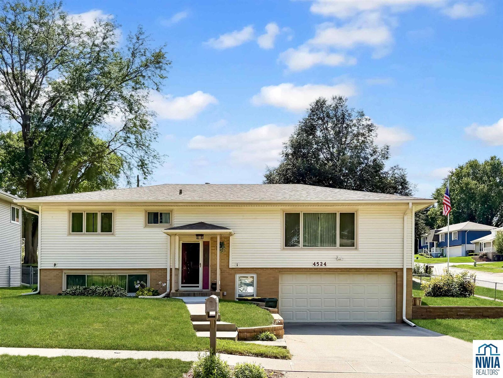 Property Photo: 4524 Lincoln Way IA 51106