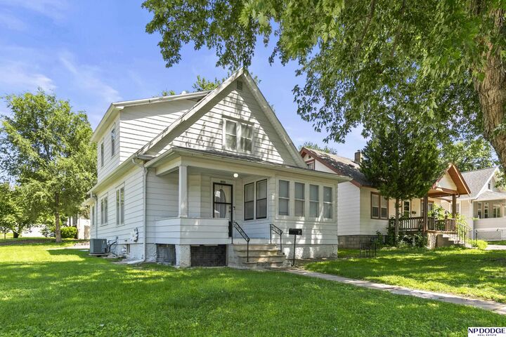 Property Photo:  1005 S 48th Street  NE 68106 