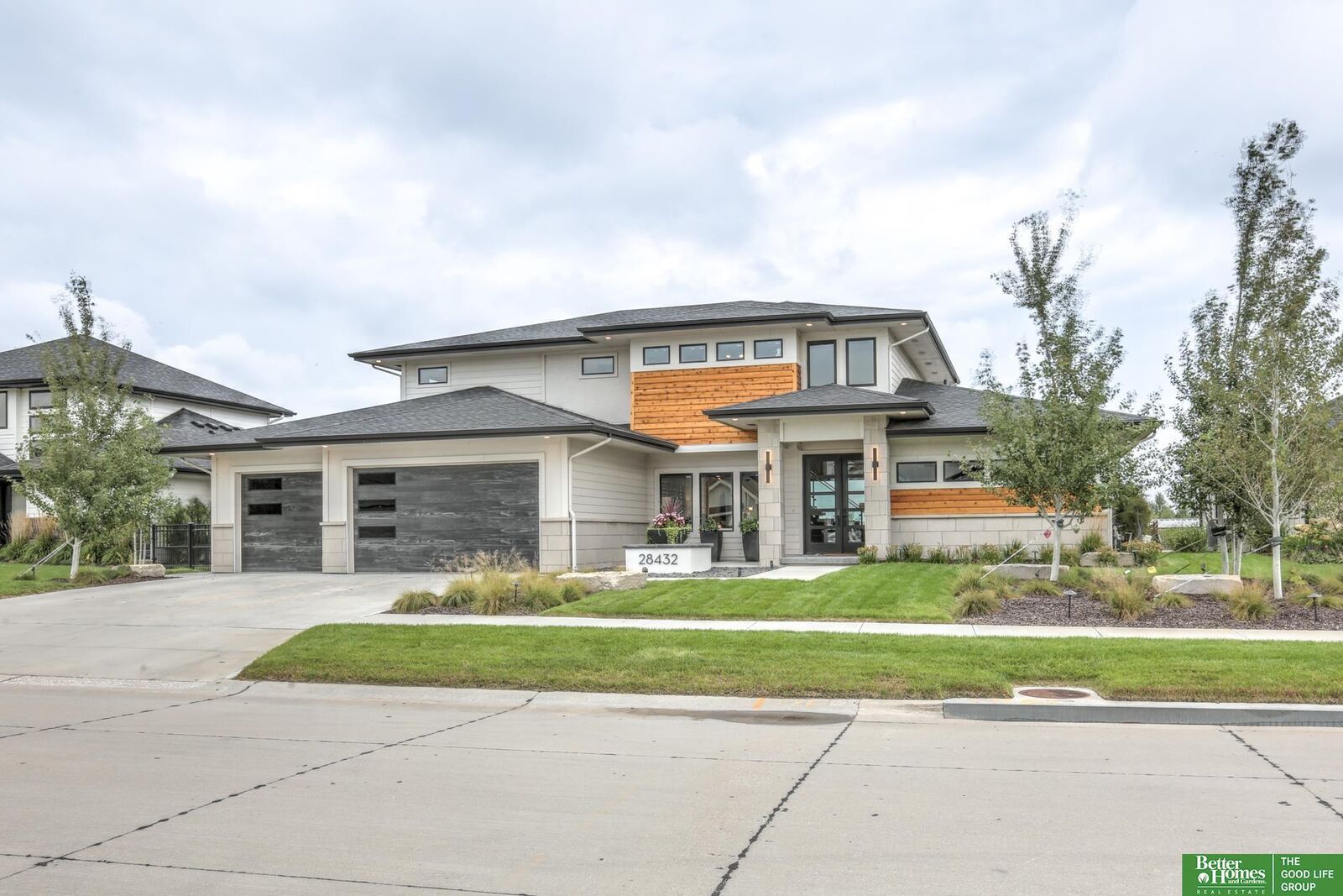 Property Photo: 28432 Laurel Circle NE 68064