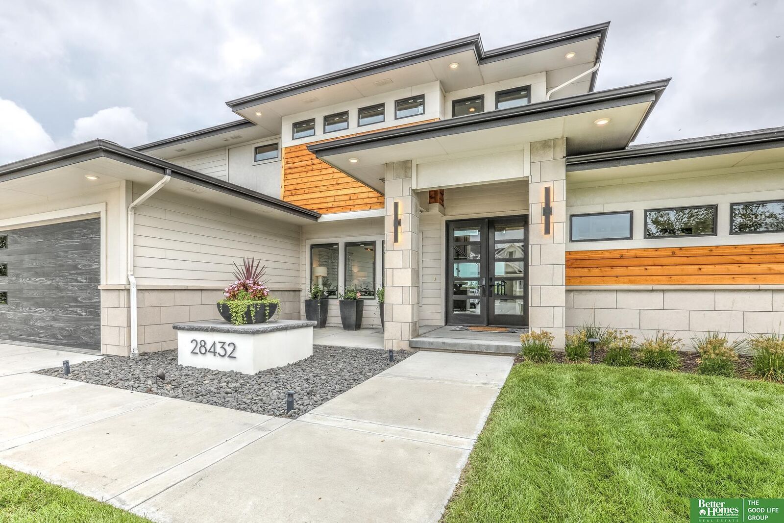 Property Photo: 28432 Laurel Circle NE 68064