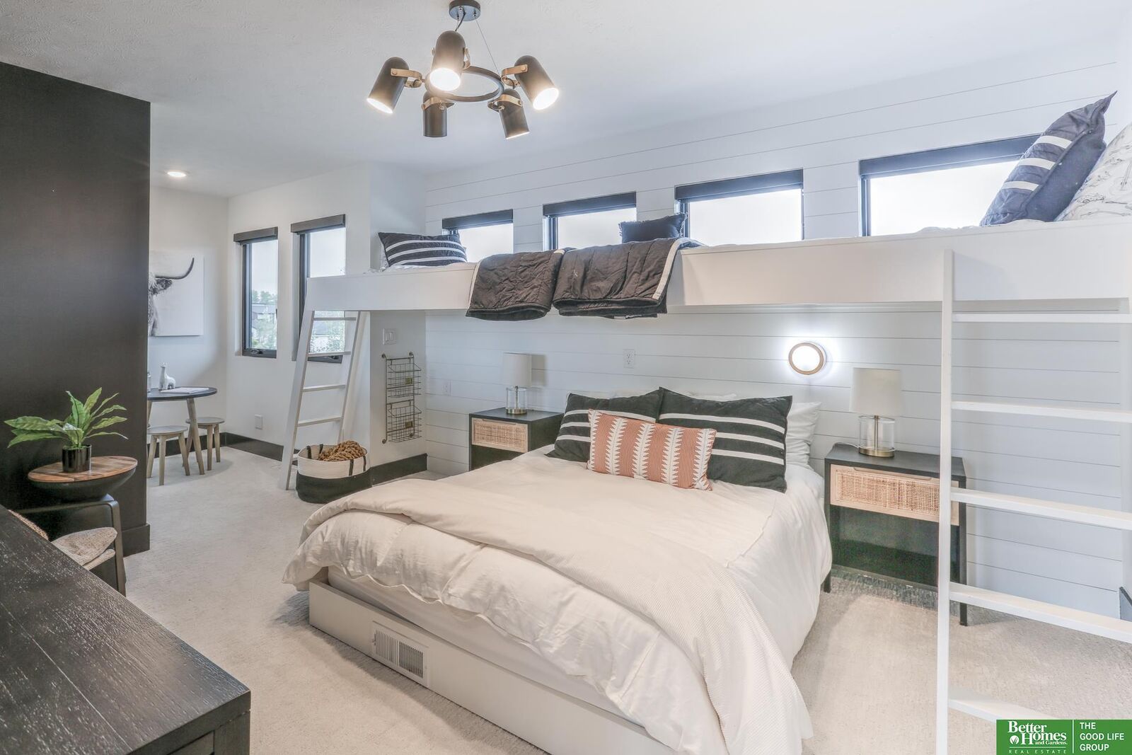 Property Photo: 28432 Laurel Circle NE 68064