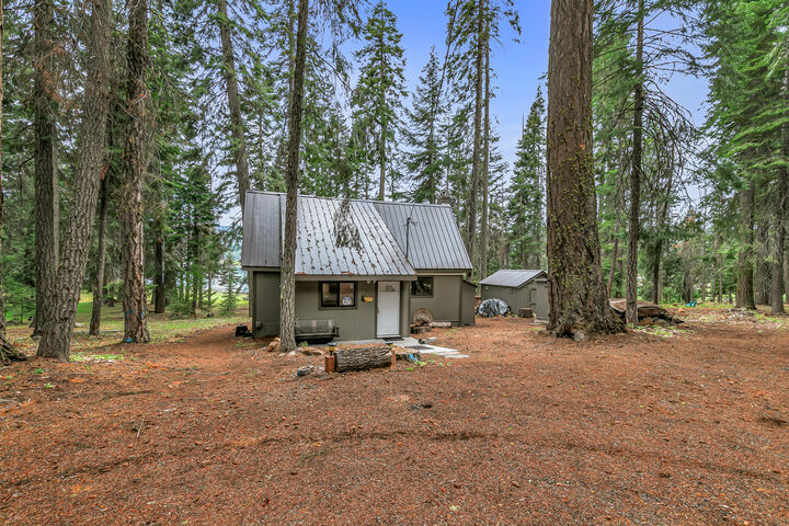 Property Photo: 6000 E Hyatt Lake Road OR 97520