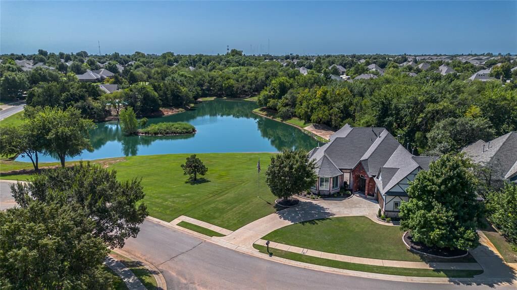 Property Photo: 300 Heritage Green Road OK 73003