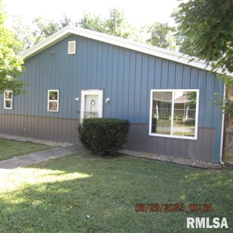 Property Photo: 406 N 10th Street IL 62812