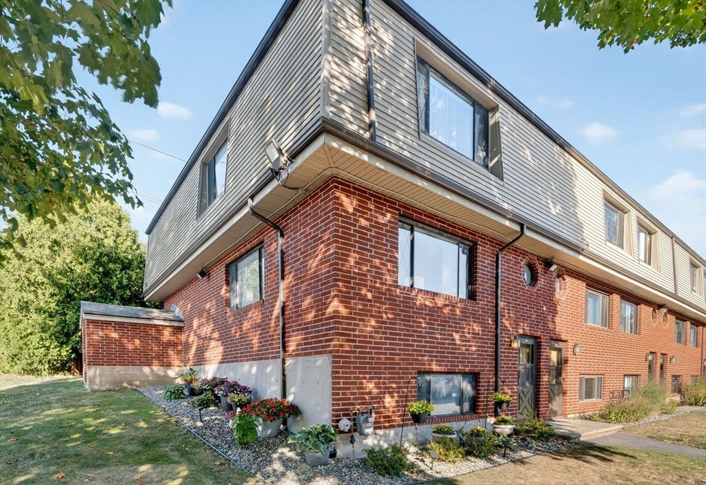 Property Photo: 389 Farrwood Dr 389 MA 01835