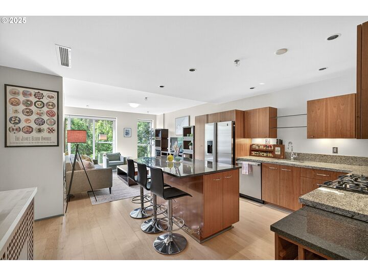 Property Photo: 1221 SW 10th Ave 306 OR 97205