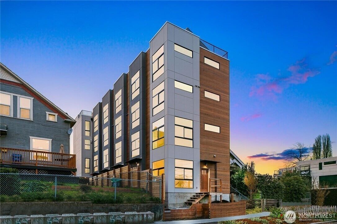 Property Photo:  1431  24 Avenue B  WA 98122 