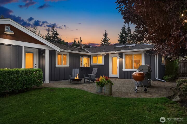 Property Photo:  10261 NE 21st Place  WA 98004 