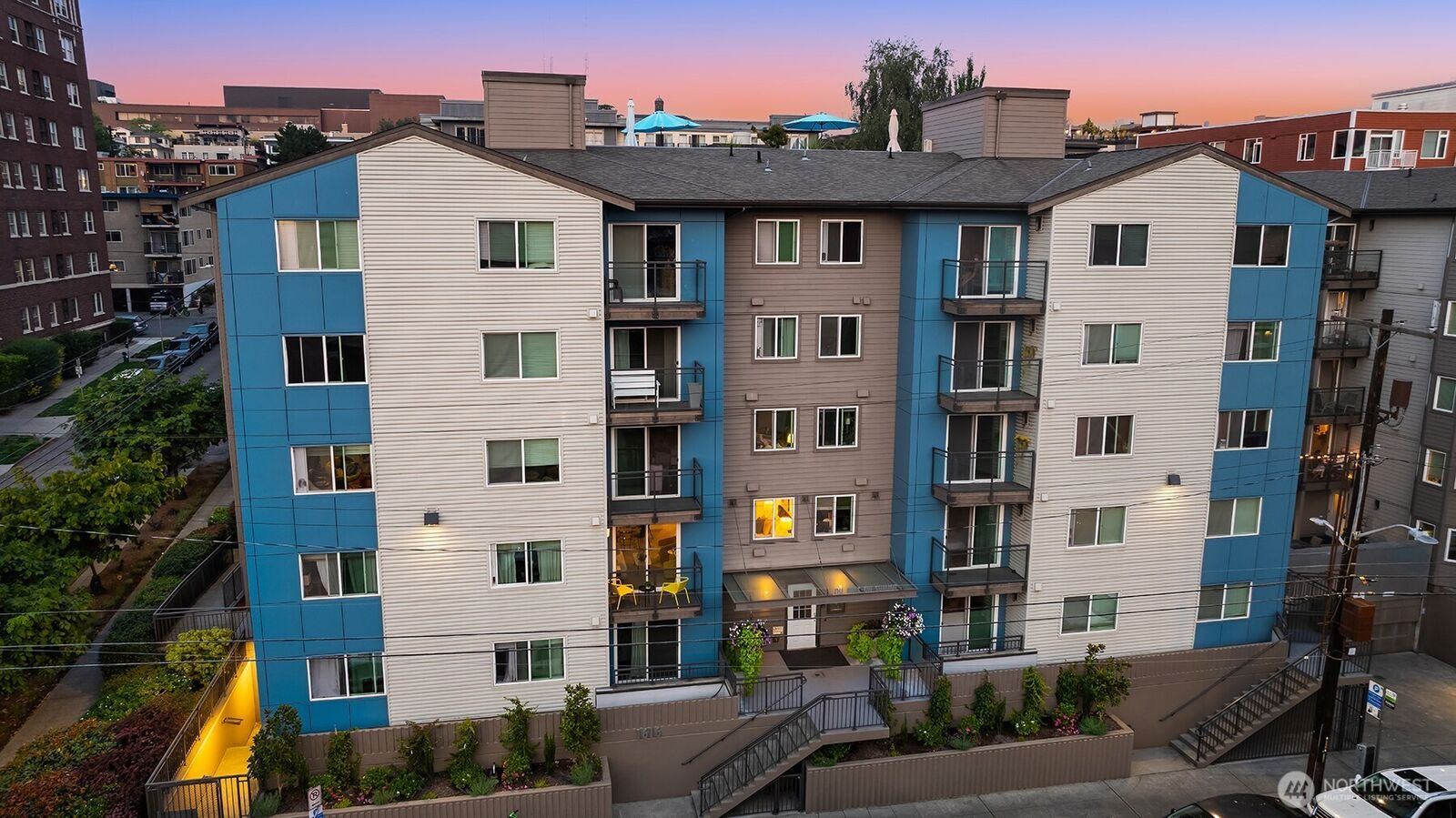 Property Photo:  1616  Summit Avenue N203  WA 98122 