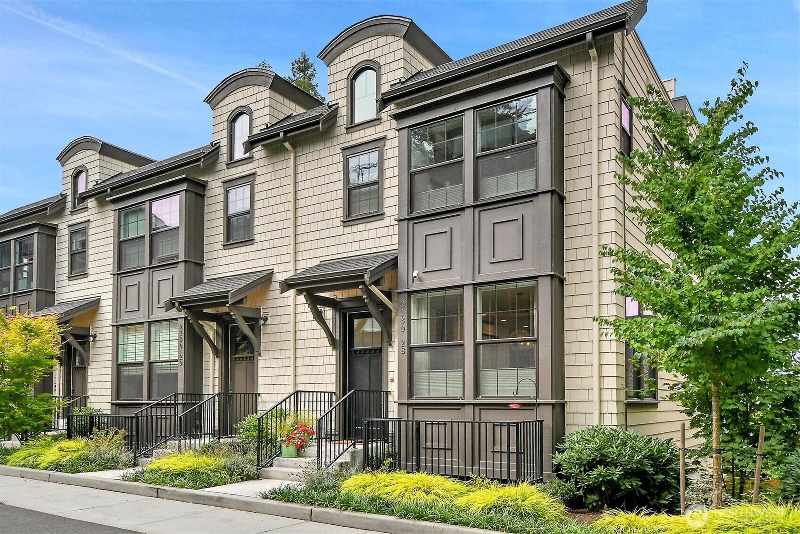 Property Photo: 2130 10th Avenue W 28 WA 98119