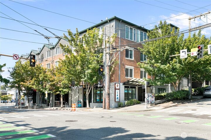 Property Photo: 701 1st Avenue N 403 WA 98109