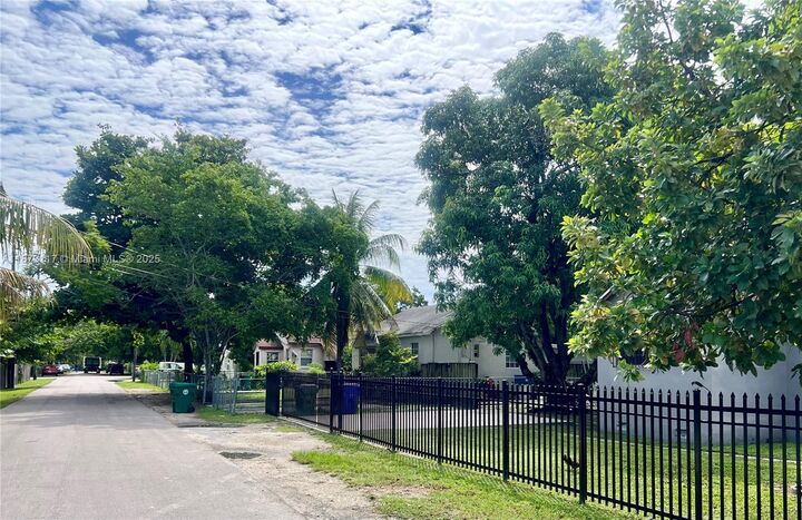 Property Photo: 7552 NE Miami Ct FL 33138