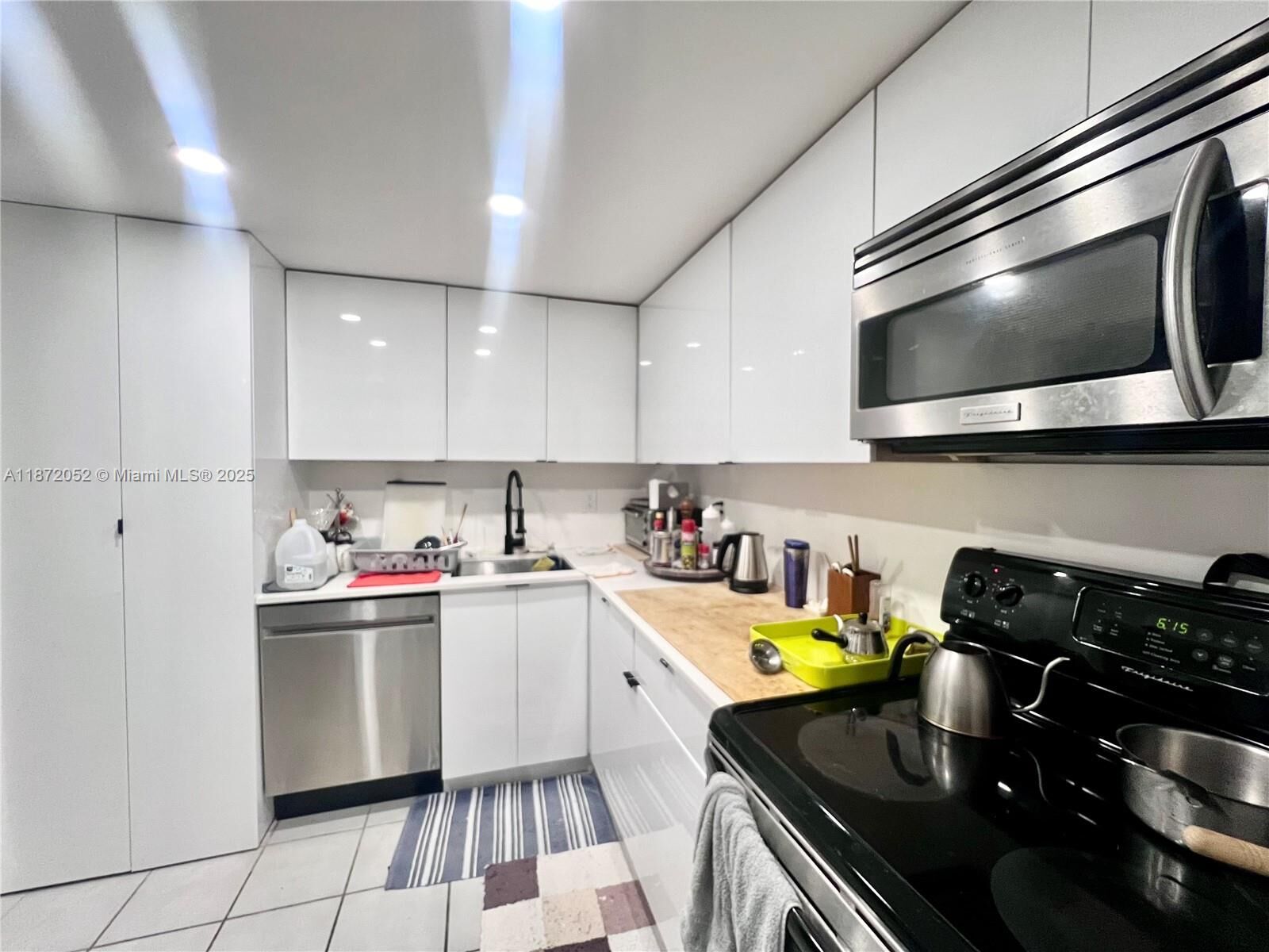 Property Photo:  805 SW 30th St A  FL 33315 